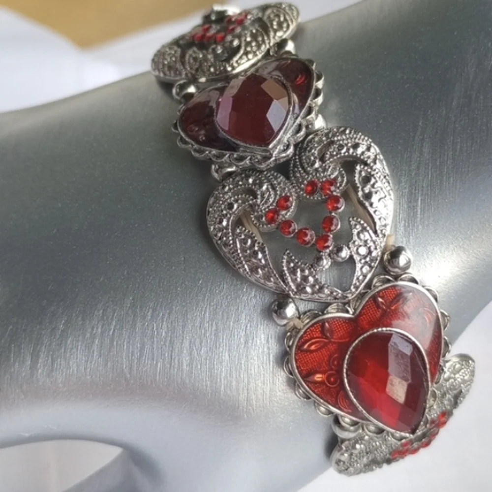 Red enamel and rhinestone encrusted silvertone heart-shaped stretchy bracelet